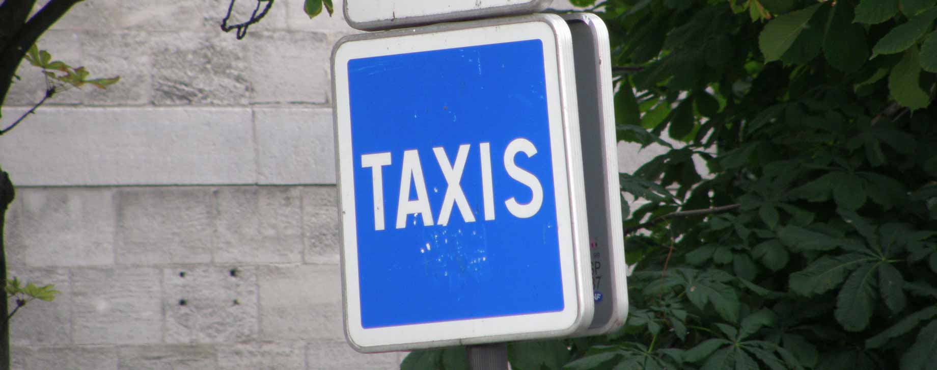 Panneau de zone spéciale pour taxis à Paris